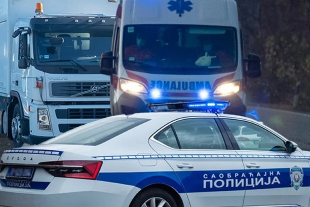 ŽENA POGINULA, VOZAČ U TEŠKOM PSIHIČKOM STANJU! Detalji jezive nesreće u Novom Pazaru - NAŠLA SE U MRTVOM UGLU PA PODLETELA POD KAMION!