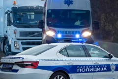 JEZIVA NESREĆA KOD ŠAPCA, IMA MRTVIH! Vozilo SLETELO sa puta, ljudi ostali ZAROBLJENI: Spasioci ih izvlačili, ima i POVREĐENIH!