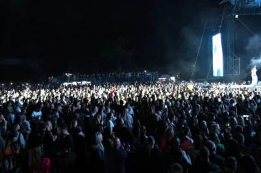 PEVAČICA SE SRUŠILA NA SCENI! Publika zanemela od šoka, POZNATI DETALJI!