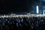 PEVAČICA SE SRUŠILA NA SCENI! Publika zanemela od šoka, POZNATI DETALJI!