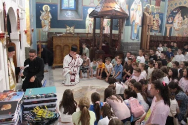 MOLЕBAN ZA BLAGOSLOVEN POČETAK NOVE ŠKOLSKE GODINE U PRIJEPOLJU: Deca, roditelji i nastavnici zajedno se okupili u Sabornom hramu