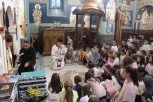 MOLЕBAN ZA BLAGOSLOVEN POČETAK NOVE ŠKOLSKE GODINE U PRIJEPOLJU: Deca, roditelji i nastavnici zajedno se okupili u Sabornom hramu