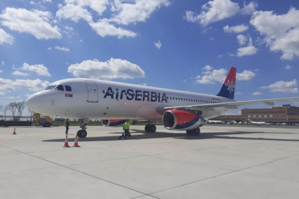 Bahati blokader ugrozio bezbednost svih putnika u avionu! (FOTO)