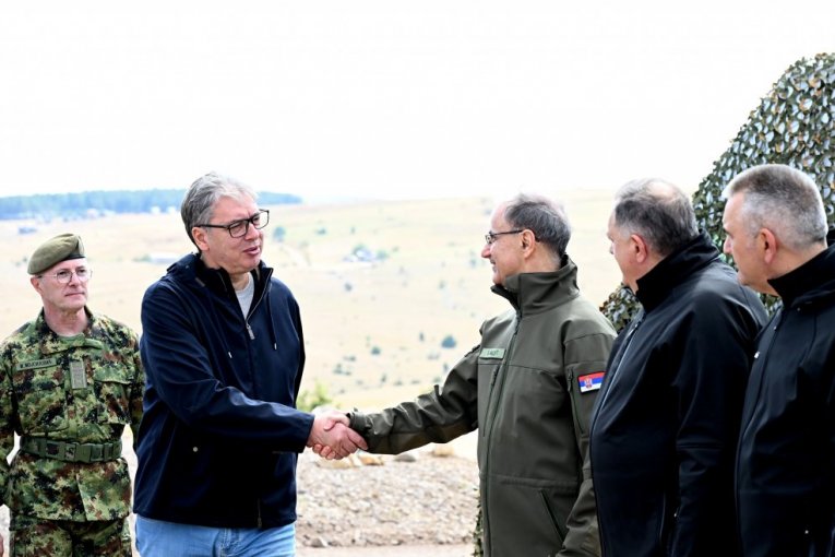 Dolazak predsednika Vučića na vojnu vežbu Pobednik 2026 na Pešteru