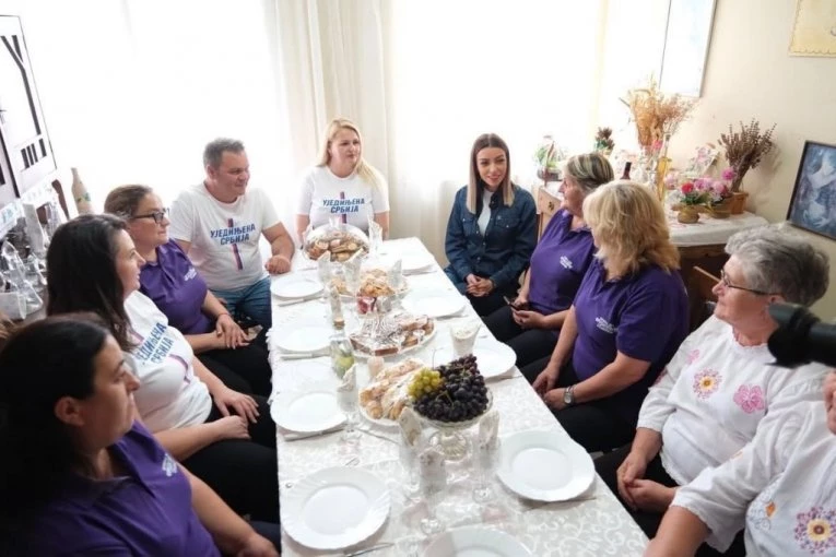 „ŽELIMO UJEDINJENU SRBIJU“ Mesarović obišla Udruženje žena u Rumi i pozvala građane da podrže SNS listu - NARODU JE DOSTA NASILJA I PODELA! (FOTO)