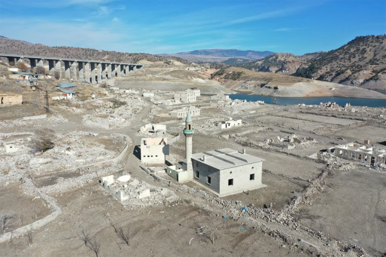 NESVAKIDAŠNJE SLIKE NA ISTOKU TURSKE: Jezero se povuklo, a iz vode izronile crkva i džamija jedna pored druge