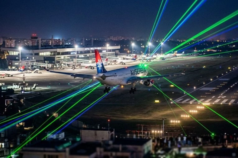 25 PUTA LASEROM OMETALI AVIONE PRI SLETANJU! Piloti na meti kod aerodroms „Nikola Tesla“: Počinioci locirani