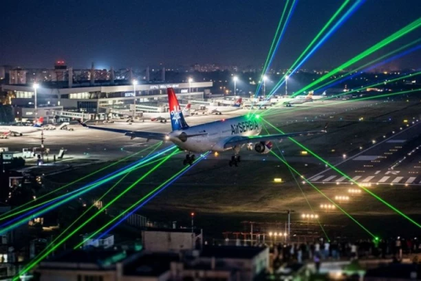 25 PUTA LASEROM OMETALI AVIONE PRI SLETANJU! Piloti na meti kod aerodroms „Nikola Tesla“: Počinioci locirani