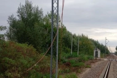 DIREKTNO UGROZILI LJUDSKE ŽIVOTE! Lopovi ukrali 80 metara kontaktne mreže na pruzi Ovča – Pančevo! EVO KAKO SAOBRAĆAJU VOZOVI! (FOTO)