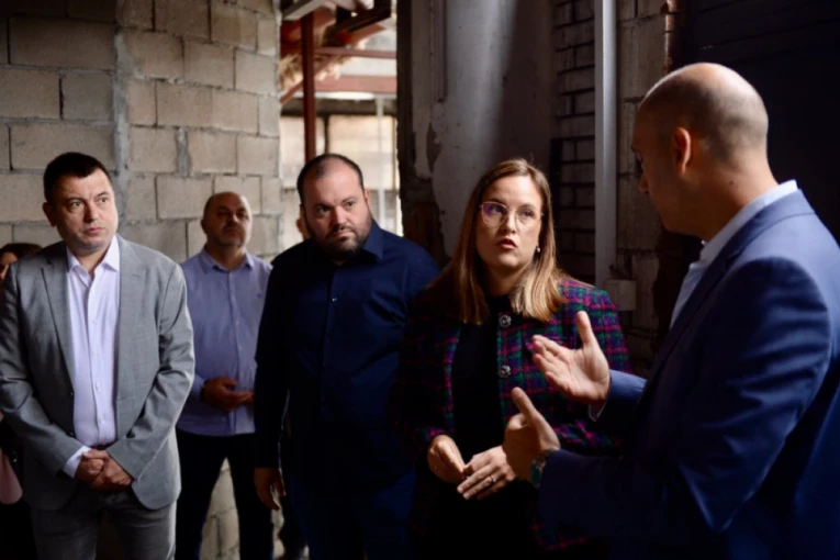 SARA PAVKOV OBIŠLA RADOVE NA IZGRADNJI TOPLOVODA U ŠKOLI U GROCKOJ: "Već od ove grejne sezone čistiji vazduh za više od 700 učenika i nastavnika" (FOTO)