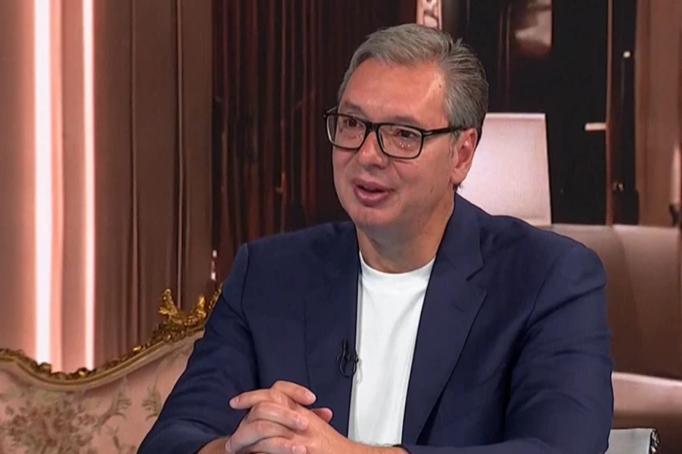 "DA POMOGNEMO LJUDIMA KOJI KRPE KRAJ S KRAJEM!" Vučića nakon pomoći penzionerima pozvali i roditelji - EVO ŠTA SU MU REKLI!