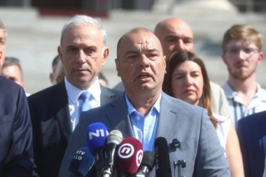 "SLUŽI SE NAJPRLJAVIJIM METODAMA": Nova svađa u blokaderskim redovima; Ješić žestoko odgovorio Štimcu: Po svaku cenu gura ženu u Skupštinu (FOTO)