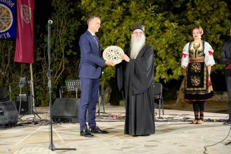 VLADIKA DAVID MEĐU VELIKANIMA KOJI SU DOBILI “CVET U KAMENU”: Njegove reči o ljubavi imaju posebnu težinu