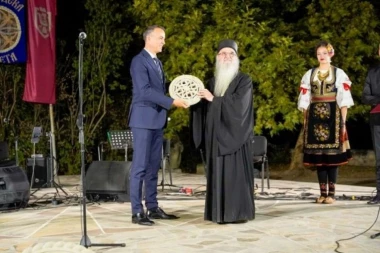 VLADIKA DAVID MEĐU VELIKANIMA KOJI SU DOBILI “CVET U KAMENU”: Njegove reči o ljubavi imaju posebnu težinu