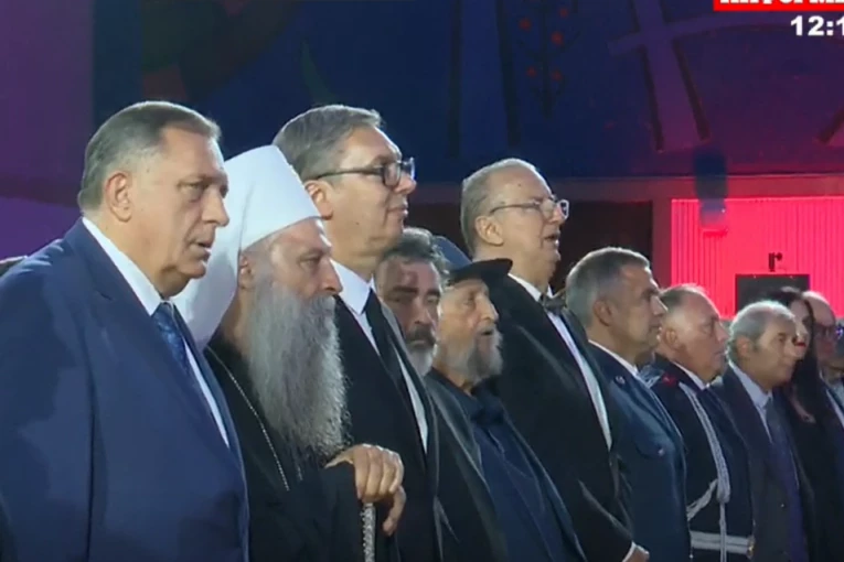 VUČIĆ DODELJUJE ODLIKOVANJA POVODOM DANA SRPSKOG JEDNISTVA, SLOBODE I NACIONALNE ZASTAVE!