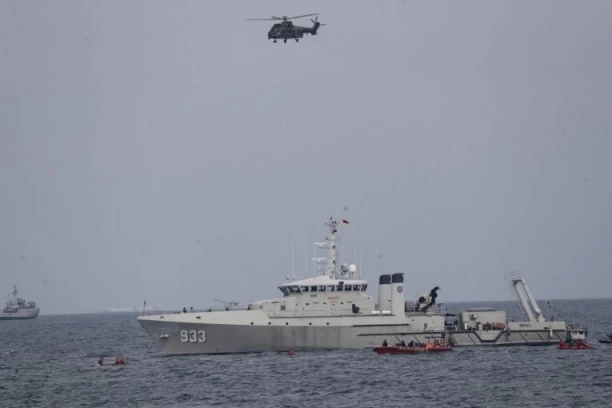 DRAMA U NATO DRŽAVI! Ruska fregata ispalila dva mamca na vojni helikopter, jedan prošao na maloj udaljenosti!