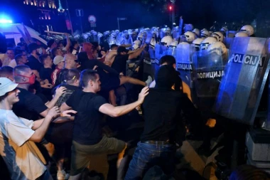 STRAVIČNE SCENE U VALJEVU! Blokaderi opet napali žene - čupali ih, polivali vodom i vređali! (VIDEO)