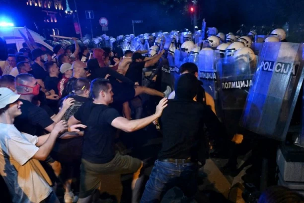 STRAVIČNE SCENE U VALJEVU! Blokaderi opet napali žene - čupali ih, polivali vodom i vređali! (VIDEO)