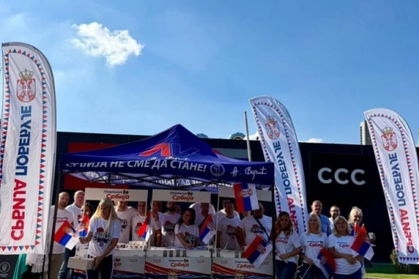 Trobojke krase Beograd: Aktivisti SNS poslali snažnu poruku na Dan srpskog jedinstva, slobode i nacionalne zastave (FOTO, VIDEO)