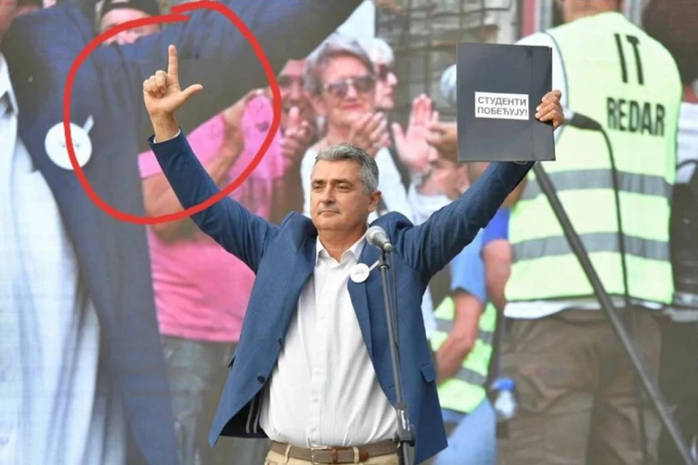 SRDANOVIĆ NA BLOKADERSKOM SKUPU POKAZIVAO EKSTREMISTIČKE SIMBOLE? Pogledajte kakvu je poruku prvi na "studentskoj" listi uputio tokom obraćanja! (FOTO)