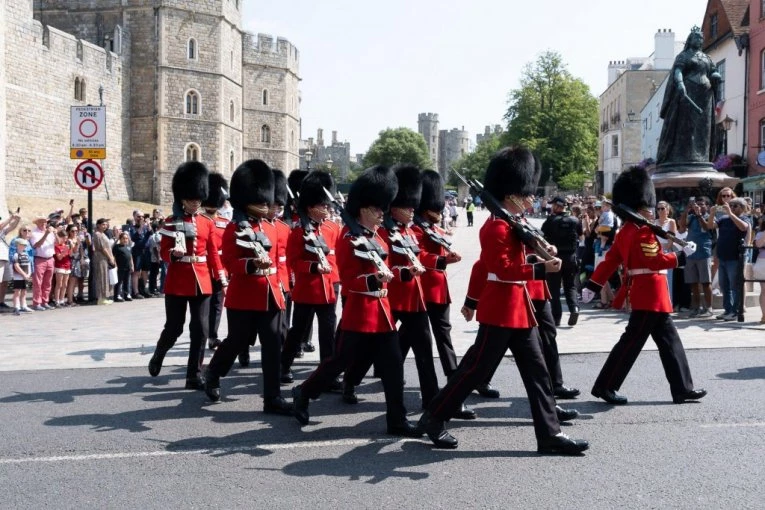 MENJA SE TRADICIJA U BRITANSKOJ GARDI?! Medveđe krzno moglo bi da ode u istoriju