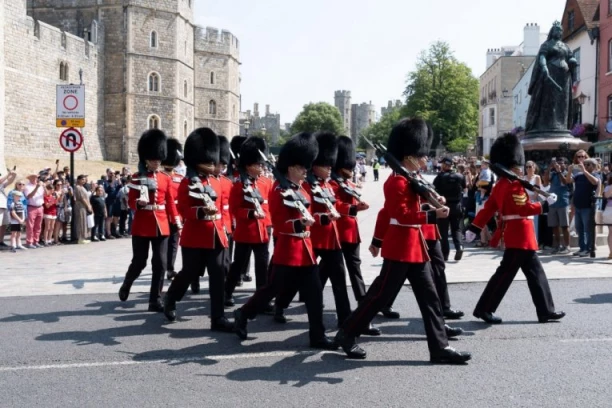 MENJA SE TRADICIJA U BRITANSKOJ GARDI?! Medveđe krzno moglo bi da ode u istoriju