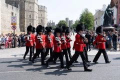 MENJA SE TRADICIJA U BRITANSKOJ GARDI?! Medveđe krzno moglo bi da ode u istoriju