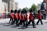 MENJA SE TRADICIJA U BRITANSKOJ GARDI?! Medveđe krzno moglo bi da ode u istoriju