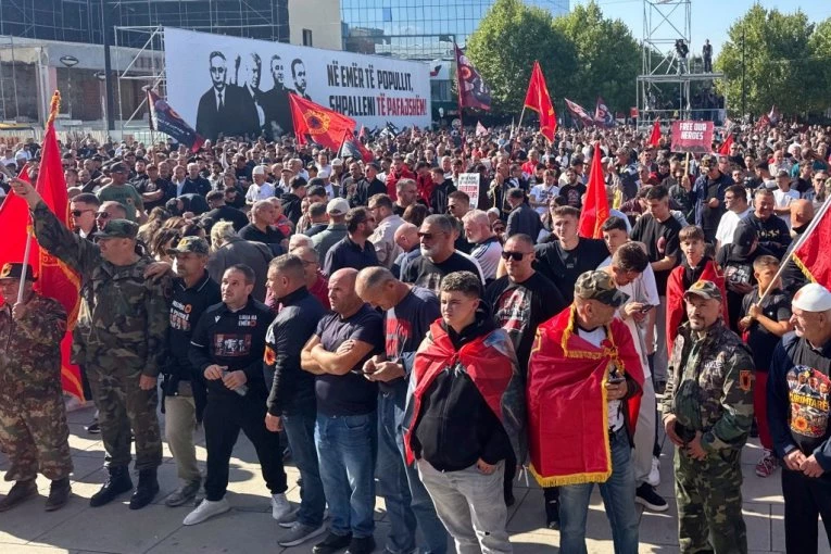 BURNE REAKCIJE U PRIŠTINI: Zvižde, nose zastave tzv. OVK i negoduju, pojačane snage policije (FOTO)