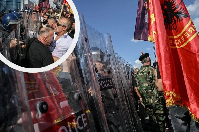 HAOS ZBOG PRESUDE VOĐAMA OVK! Albanci kamenjem i flašama zasuli zgradu Euleksa, čuju se i povici "UČK"!