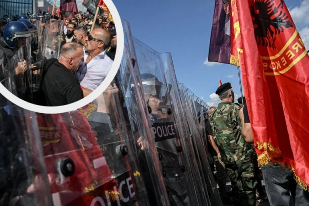 HAOS ZBOG PRESUDE VOĐAMA OVK! Albanci kamenjem i flašama zasuli zgradu Euleksa, čuju se i povici "UČK"!