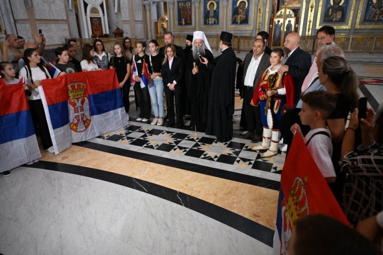 Patrijarh Porfirije i ministarka Đurđević Stamenkovski s decom iz Hercegovine