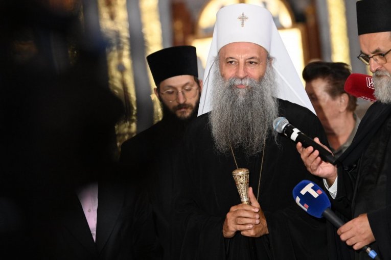 Patrijarh Porfirije i ministarka Đurđević Stamenkovski s decom iz Hercegovine