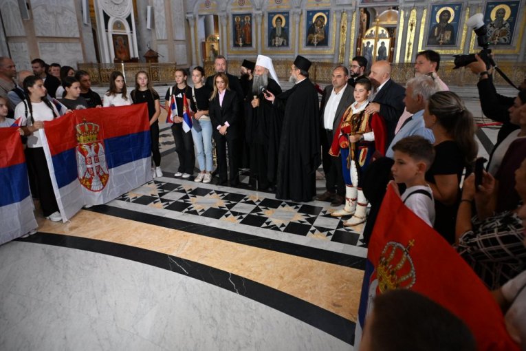 Patrijarh Porfirije i ministarka Đurđević Stamenkovski s decom iz Hercegovine