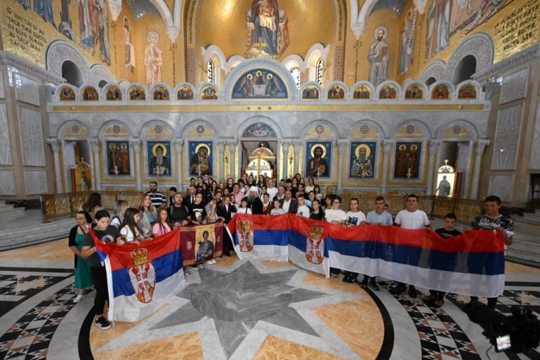 Patrijarh Porfirije i ministarka Đurđević Stamenkovski s decom iz Hercegovine