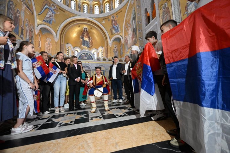 Patrijarh Porfirije i ministarka Đurđević Stamenkovski s decom iz Hercegovine