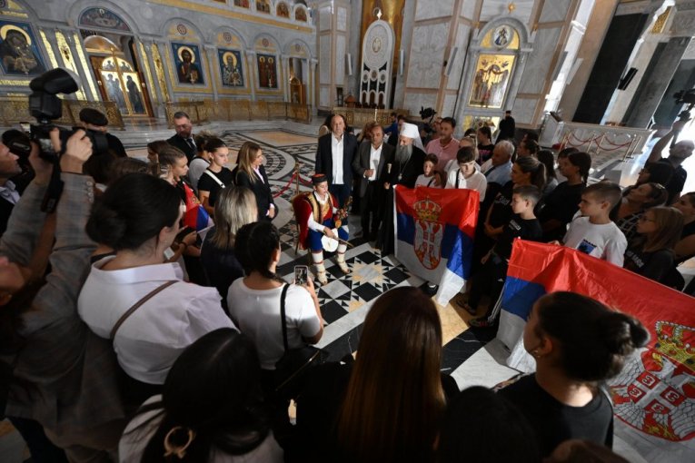 Patrijarh Porfirije i ministarka Đurđević Stamenkovski s decom iz Hercegovine