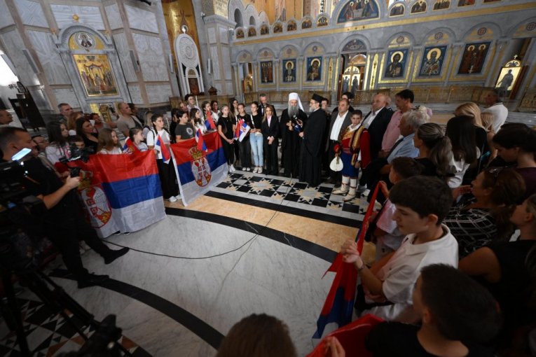 Patrijarh Porfirije i ministarka Đurđević Stamenkovski s decom iz Hercegovine