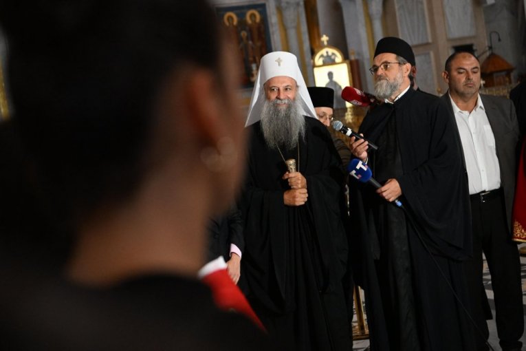 Patrijarh Porfirije i ministarka Đurđević Stamenkovski s decom iz Hercegovine