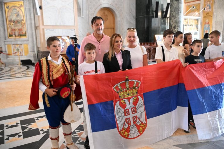 Patrijarh Porfirije i ministarka Đurđević Stamenkovski s decom iz Hercegovine