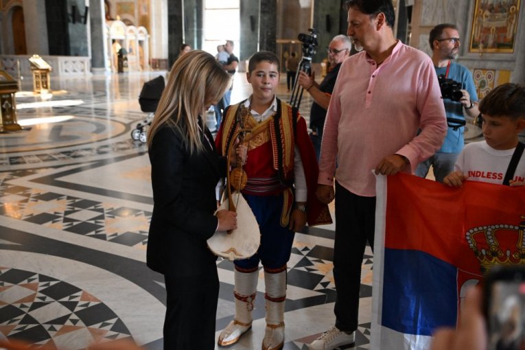 Patrijarh Porfirije i ministarka Đurđević Stamenkovski s decom iz Hercegovine