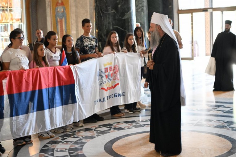 Patrijarh Porfirije i ministarka Đurđević Stamenkovski s decom iz Hercegovine
