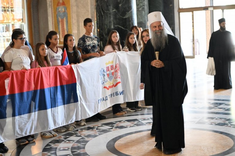 Patrijarh Porfirije i ministarka Đurđević Stamenkovski s decom iz Hercegovine