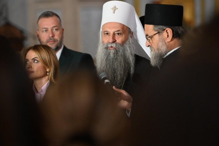 Patrijarh Porfirije i ministarka Đurđević Stamenkovski s decom iz Hercegovine