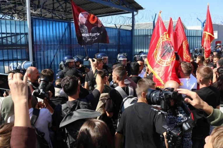 KAMENOVANA I ZGRADA VLADE LAŽNE DRŽAVE KOSOVO! Haos u Prištini posle izricanja presuda vođama tzv. OVK! (VIDEO)