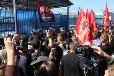 KAMENOVANA I ZGRADA VLADE LAŽNE DRŽAVE KOSOVO! Haos u Prištini posle izricanja presuda vođama tzv. OVK! (VIDEO)