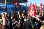 KAMENOVANA I ZGRADA VLADE LAŽNE DRŽAVE KOSOVO! Haos u Prištini posle izricanja presuda vođama tzv. OVK! (VIDEO)