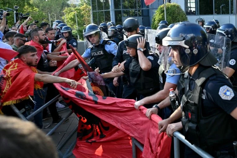 SITUACIJA U PRIŠTINI IZMIČE KONTROLI! Velike demonstracije zbog presuda vođama OVK - sve je napetije! (VIDEO)