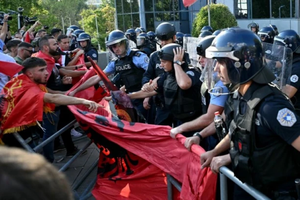 SITUACIJA U PRIŠTINI IZMIČE KONTROLI! Velike demonstracije zbog presuda vođama OVK - sve je napetije! (VIDEO)