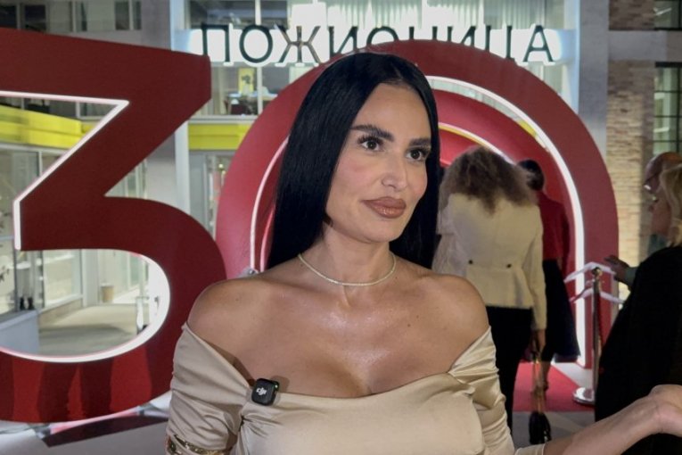 Indi Aradinović, pevačica